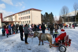 ДЈЕД МРАЗ И КОЊИЋ ПОНИ УЉЕПШАЛИ ДАН ПОЛАЗНИЦИМА УНИВЕРЗАЛНЕ ШКОЛЕ СПОРТА